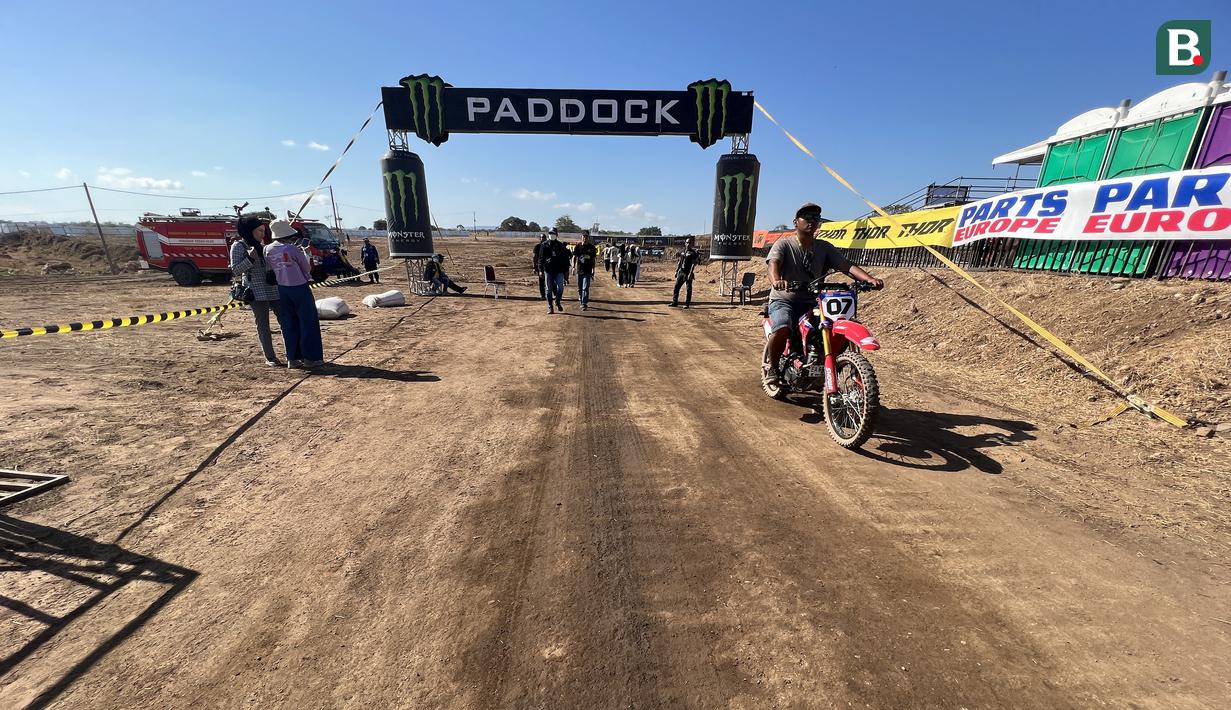 Suasana area paddock MXGP Sumbawa 2023. Ajang ini menjadi seri ke-10 MXGP 2023 dan pekan depan giliran Sirkuit Selaparang, Lombok yang akan menjadi venue. (Bola.com/Wiwig Prayugi)