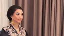 Memiliki darah Bugis, Manohara Odelia juga tampil elegan kenakan baju bodo cokelat dengan bordir. Dipadu dengan kain bugis sebagai bawahan [@manodelia]