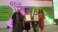 Menteri Kesehatan Nila Moeloek berfoto bersama Jaya Suprana dan Dr Emi Nurjasmi usai menerima rekor MURI.