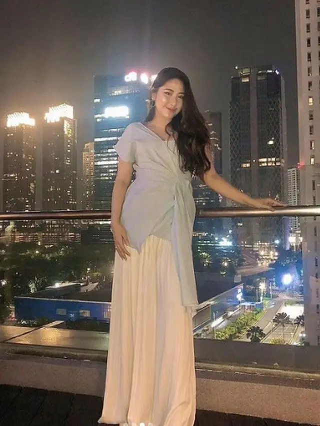 7 Pesona Cica Andjani, Istri Ricky Soebagdja yang Lebih Muda 26 Tahun