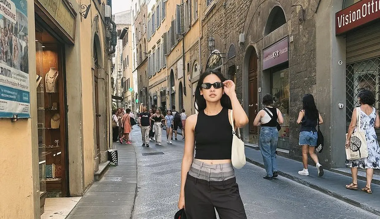 Tanktop tersebut dipadukan dengan celana panjang hitam dengan model layering di bagian pinggang. [@maudyayunda]