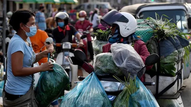 FOTO: Pasar Tutup karena Lockdown, Pedagang di Phnom Penh Jualan di Jalanan