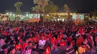 Antusiasme penggemar Borneo FC dalam nonton bareng Piala Presiden yang digelar Harum Youth Community, Minggu (4/8/2024).