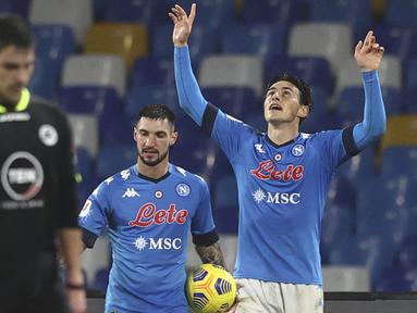 Selebrasi pemain Napoli, Eljif Elmas (kanan) usai menjebol gawang Spezia dalam pertandingan perempat final Coppa Italia di Stadion Diego Armando Maradona, Jumat (29/1/2021) dini hari WIB. (Foto: AP/LaPresse/Alessandro Garofalo)