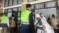 Pelepasan kloter pertama jemaah haji asal Aceh di Bandara Sultan Iskandar Muda, Rabu (29/5/2024). Mereka diberangkatkan menggunakan maskapai Garuda Indonesia. (Liputan6.com/Muhammad Radityo Priyasmoro)