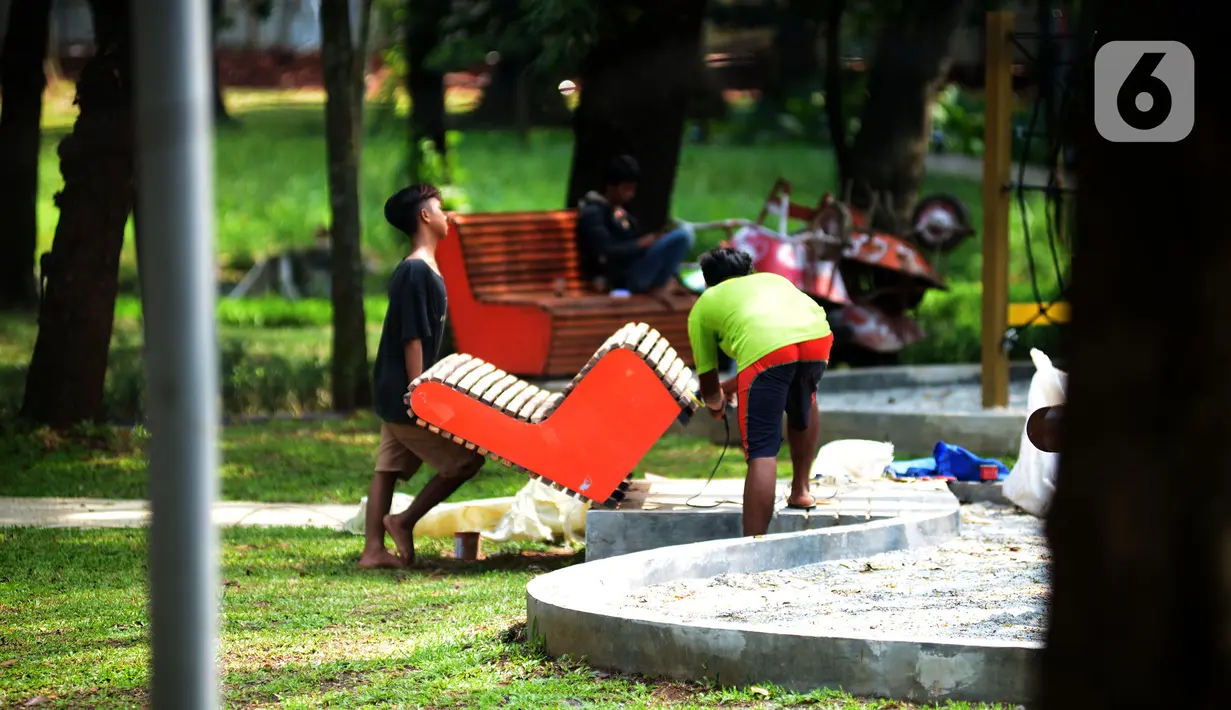 Pekerja menyelesaikan proyek revitalisasi Tebet  Eco Park, Jakarta, Kamis (17/3/2022). Proses revitalisasi Taman Kota Tebet  menjadi Tebet Eco Park mengadopsi visi connecting people with nature. (merdeka.com/Imam Buhori)