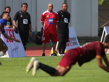 Legenda sepak bola Brasil, Roberto Carlos beraksi sebagai pelatih pada Fourfeo Mini Tournament yang diikuti pemain U-16 saat BRImo Future Garuda di Stadion Madya Senayan, Jakarta, Kamis (01/06/2023). (Bola.com/Bagaskara Lazuardi)