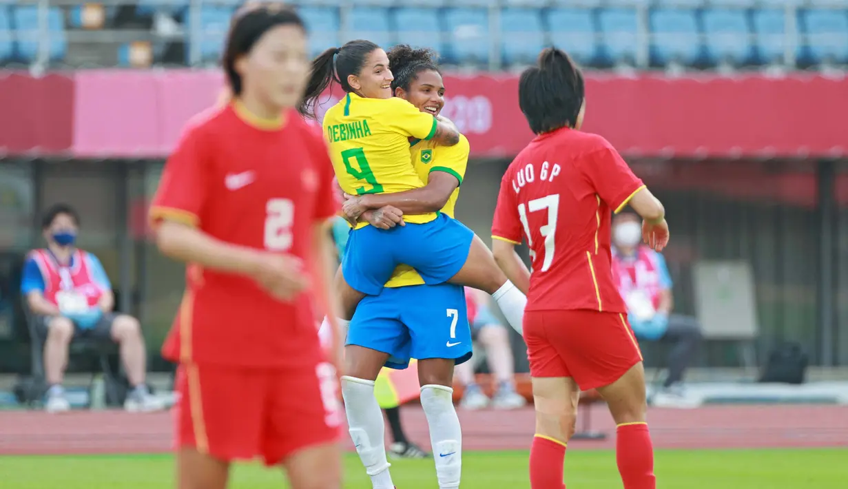 Debinha yang sudah berumur 29 tahun merupakan motor serangan bersama Malta dan diharapkan mampu mendulang banyak gol bagi Brasil. Ia saat ini sudah mencetak 41 gol termasuk satu golnya ke gawang Tiongkok pada pertandingan penyisihan grup F sepak bola wanita. (Foto: AFP/Kohei Chibagara)