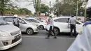Petugas Dinas Perhubungan DKI Jakarta melakukan sosialisasi uji coba perluasan sistem ganjil genap kepada pengendara di kawasan Pramuka, Jakarta, Senin (12/8/2019). Pemberlakuan dan penegakan hukum terkait perluasan sistem ganjil genap dilakukan pada 9 September 2019. (merdeka.com/Iqbal Nugroho)