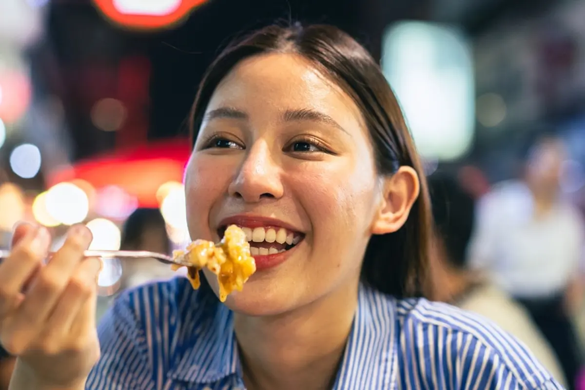 makan lahap perempuan tersenyum bahagia