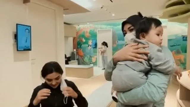 Baby Ameena dibawa ke rumah sakit (YouTube/AH)