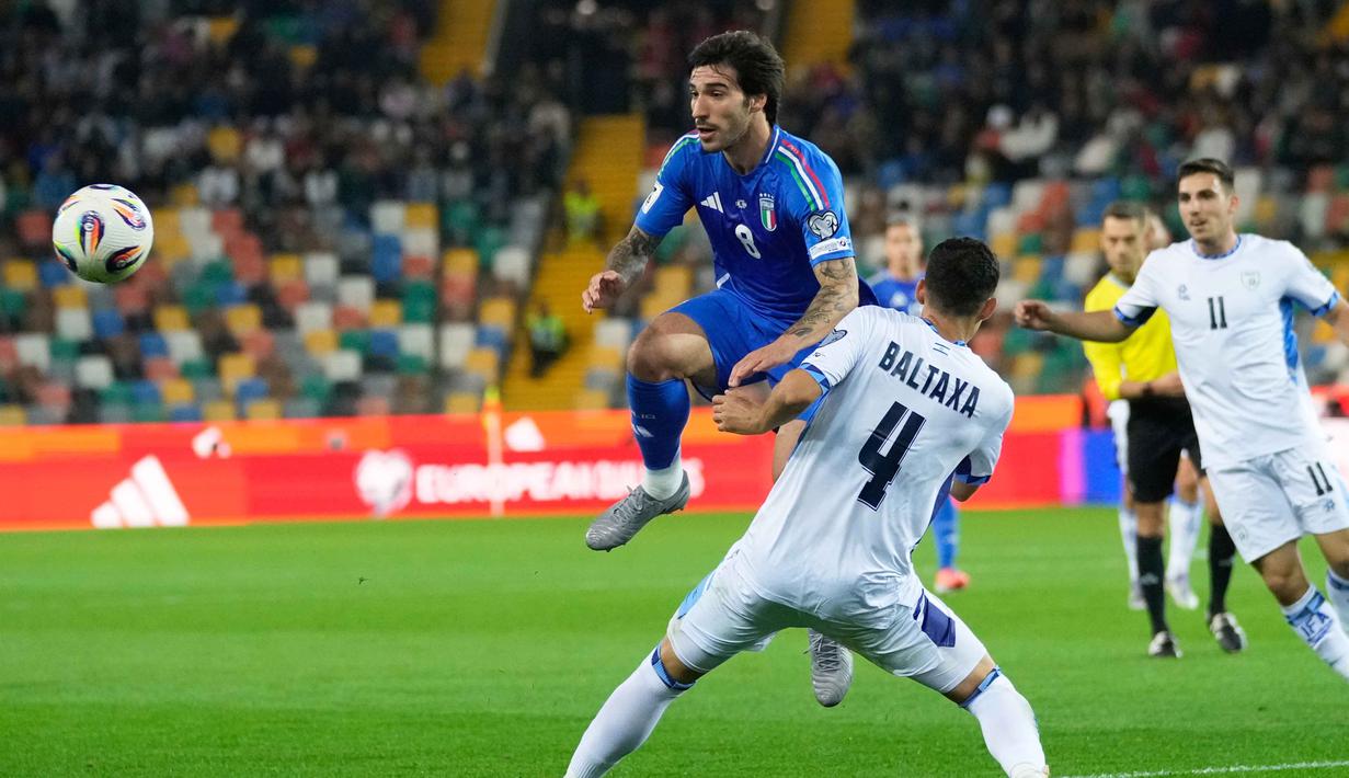 Timnas Italia berhasil mengamankan posisi di babak play-off Kualifikasi Piala Dunia 2026 usai menaklukkan Israel dengan skor meyakinkan 3-0, Rabu (15/10/2025) dini hari WIB. (AP Photo/Luca Bruno)
