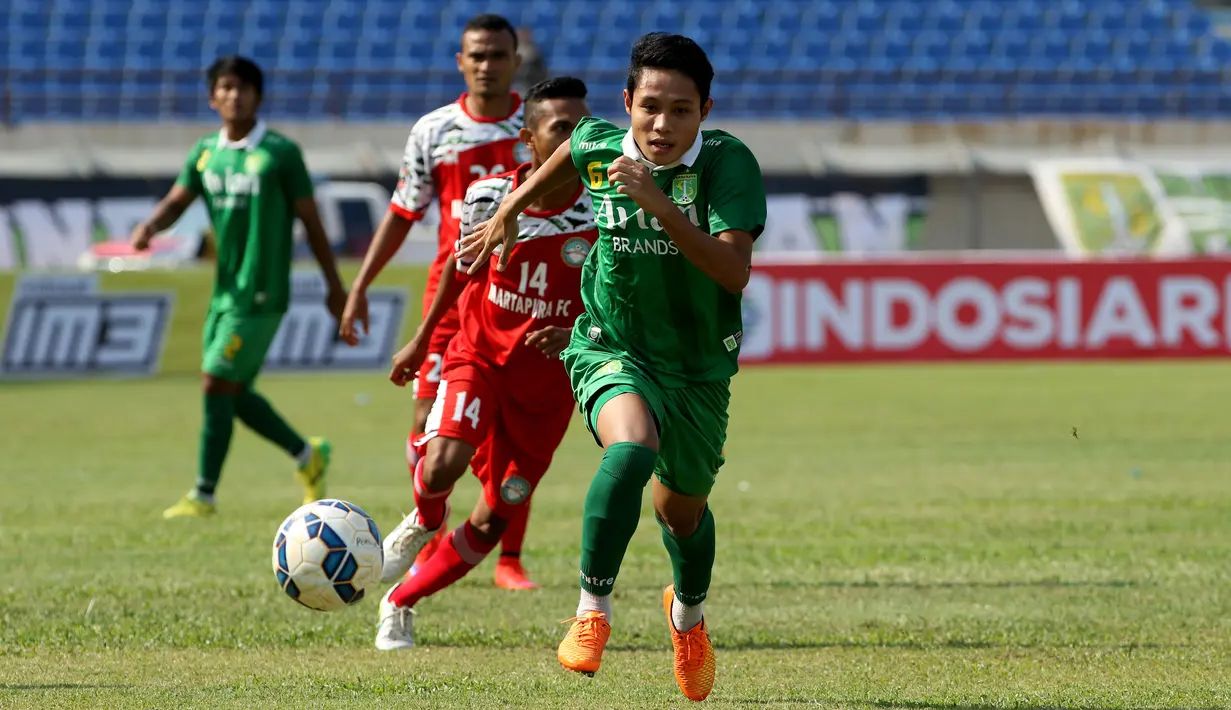 Pemain Persebaya United, Evan Dimas mengejar bola saat laga Piala Presiden melawan Martapura FC di Stadion Si Jalak Harupat, Bandung, Rabu (2/9/2015). Pertandingan berakhir imbang 0-0.(Bola.com/Peksi Cahyo)
