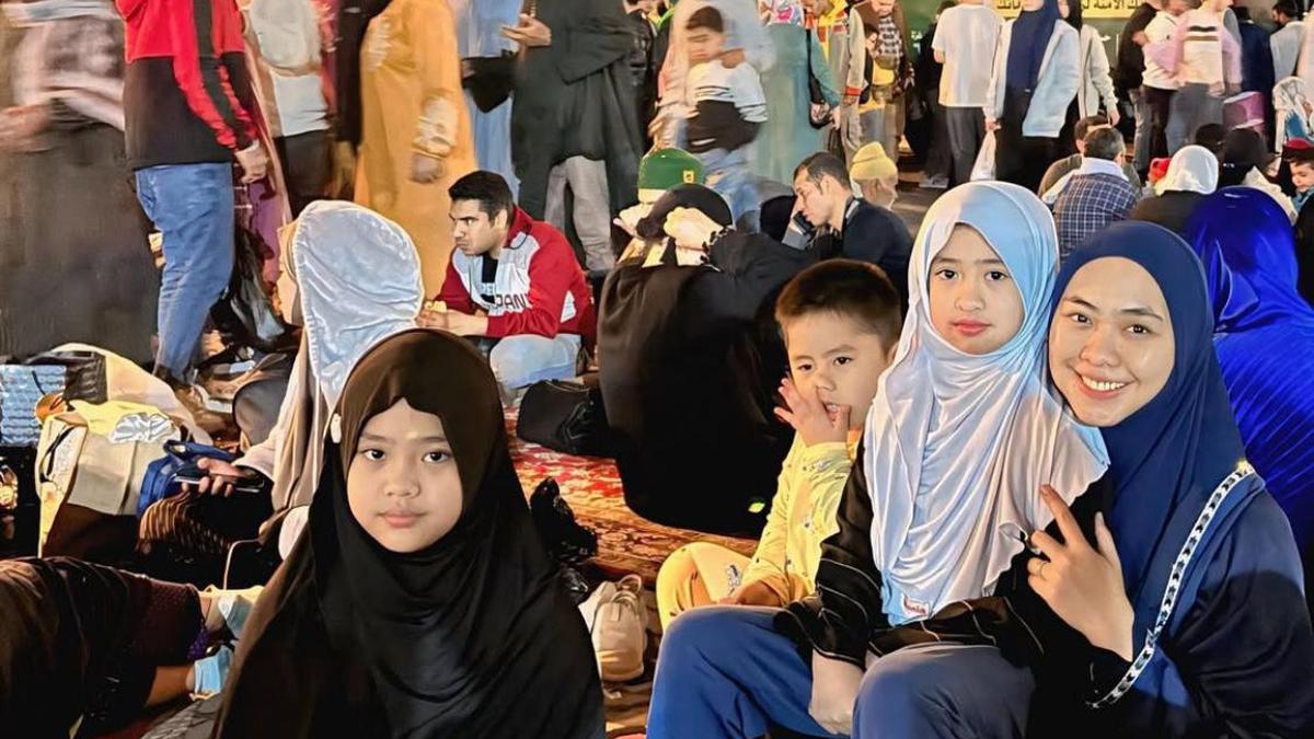 Momen Spesial Keluarga Oki Setiana Dewi di Malam ke-27 Ramadan, Di Masjid Al-Azhar Kairo
