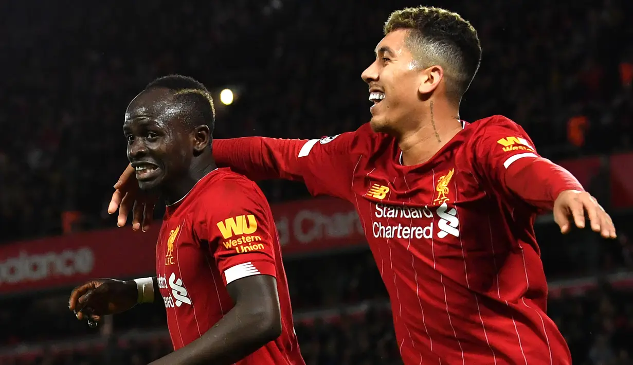 Striker Liverpool, Sadio Mane, bersama Roberto Firmino merayakan gol yang dicetaknya ke gawang Sheffield United pada laga Premier League di Stadion Anfied, Liverpool, Rabu (2/1). Liverpool menang 2-0 atas Sheffield. (AFP/Paul Ellis)