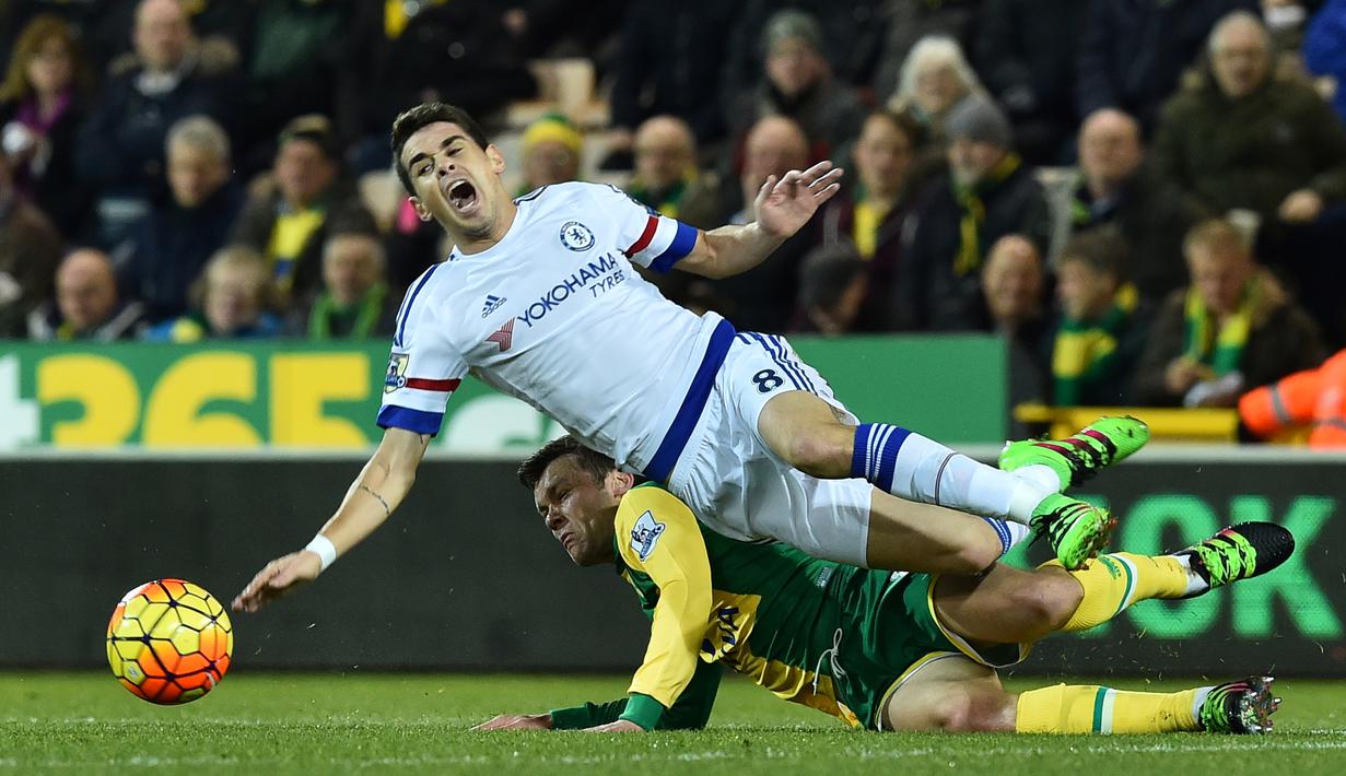 Pemain Chelsea, Oscar, dilanggar pemain Norwich City, Jonathan Howson, dalam laga Liga Inggris di Stadion Carrow Road, Norwich, Rabu (2/3/2016) dini hari WIB. (AFP/Ben Stansall)