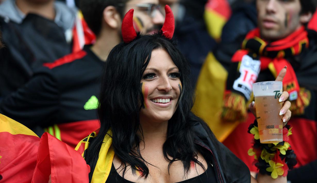 Suporter Belgia terlihat ceria saat menyaksikan timnya laga melawan Wales pada perempat final Piala Eropa 2016 di Stade Pierre-Mauroy, Lille, Prancis, Sabtu (2/7/2016) dini hari WIB. (AFP/Paul Ellis)