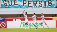 Selebrasi pemain Persik Kediri, Hamra Hehanussa (kiri) setelah mencetak gol ke gawang Persib Bandung pada laga lanjutan BRI Liga 1 2022/2023 di Stadion Pakansari, Bogor, Rabu (8/3/2023) sore WIB. (Bola.com/M Iqbal Ichsan)
