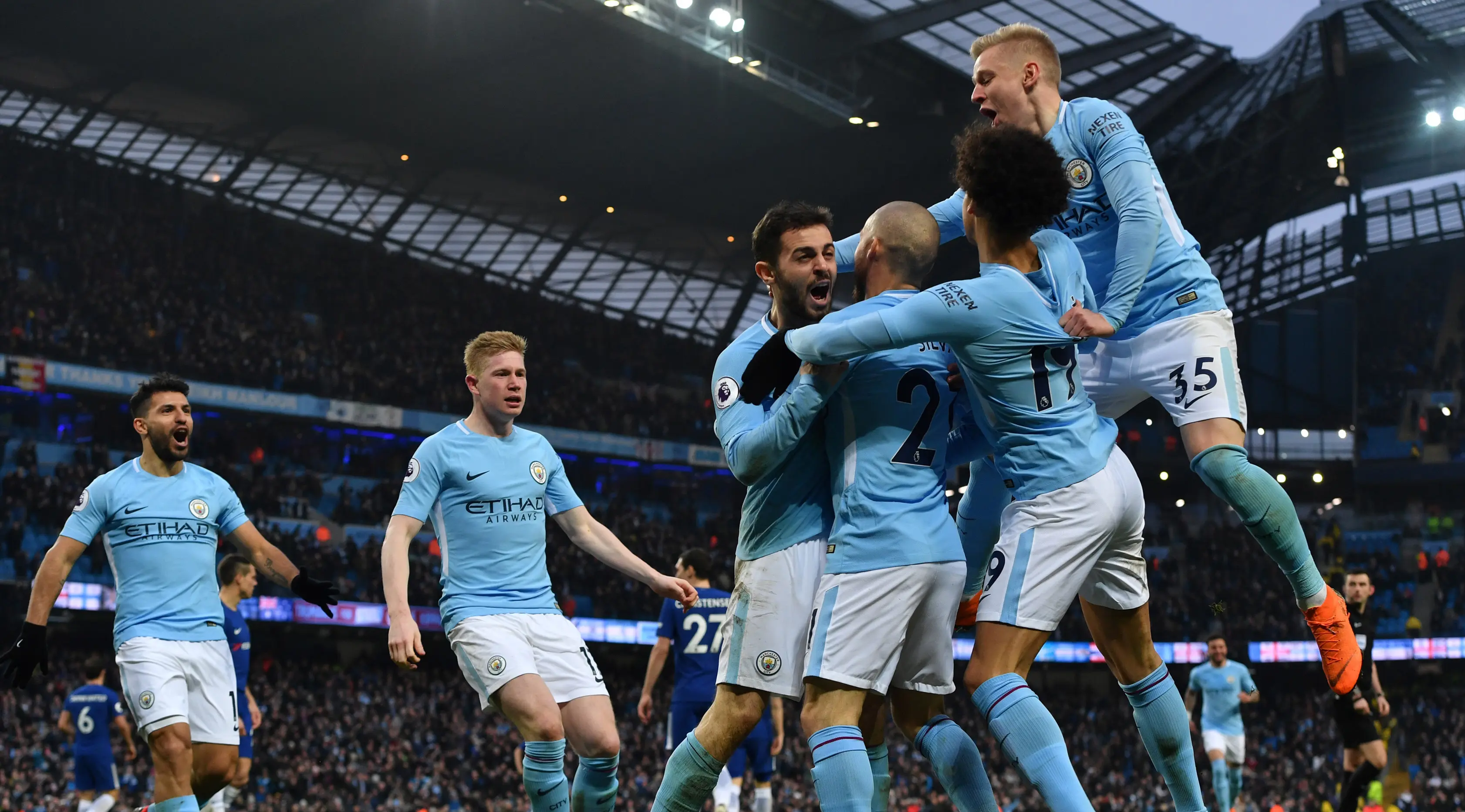 Pemain Manchester City memeluk Bernardo Silva saat merayakan seleberasi gol ke gawang Chelsea dalam pertandingan Liga Inggris di Stadion Etihad, Manchester (4/3) (AFP Photo / Anthony Devlin)