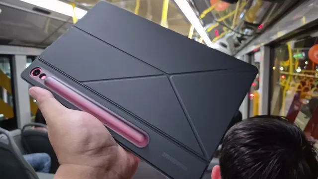 Hands-on Samsung Galaxy Tab S10 Lite (Flip Cover Tampak Belakang).