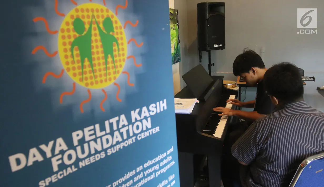 Seorang anak berkebutuhan khusus melakukan latihan piano di Daya Pelita Kasih Center, Pejaten, Jakarta, Kamis (24/5). Pelatihan piano tersebut menggunakan metode-metode khusus yang disesuaikan dengan keterbatasan para murid. (Liputan6.com/Arya Manggala)