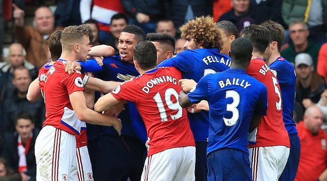 Para pemain Manchester United dan Middlesbrough terlibat keributan saat kedua tim bersua di Stadion Riverside, Minggu (19/3/2017). Cekcok antar-pemain berlanjut di lorong menuju ruang ganti pemain.  (AFP/Lindsey Parnaby)