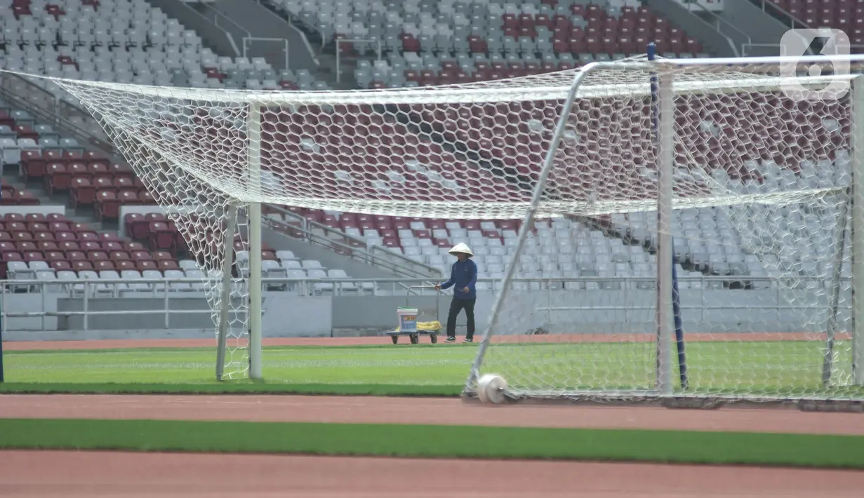 Aktivitas pekerja saat perawatan lapangan Stadion Utama Gelora Bung Karno Senayan, Jakarta Pusat, Kamis (12/1/2023). Perawatan kebersihan Stadion berkapasitas 88.083 penonton tersebut dilakukan secara rutin jelang pertandingan Internasional Sepakbola U-20 di Indonesia yang diikuti 24 negara untuk ajang bergengsi sepak bola yang akan berlangsung 20 Mei hingga 11 Juni 2023 mendatang. (merdeka.com/Iqbal S Nugroho)