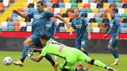 Striker AC Milan, Zlatan Ibrahimovic, berusaha melewati kiper Udinese, Juan Musso, pada laga Liga Italia di Stadion Friuli, Minggu (1/11/2020). AC Milan menang dengan skor 2-1. (Andrea Bressanutti/LaPresse via AP)