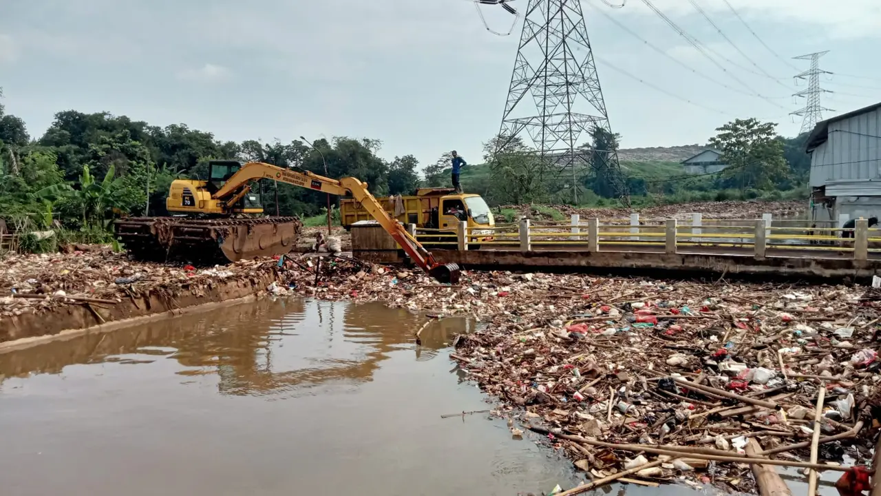 Kepala DPUPR Kota Depok, Citra Indah Yulianty mengatakan, pelaksanaan normalisasi Kali Pesanggrahan telah dilaksanakan usai libur lebaran dan dilakukan hingga hari ini.