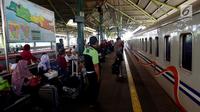Sejumlah penumpang menunggu kereta di Stasiun Gambir, Jakarta, Rabu (29/11). PT KAI Daop 1 Jakarta akan mengoperasikan 11 KA tambahan tujuan Solo, Bandung, dan Cirebon yang dimulai pada 29 November hingga 4 Desember 2017. (Liputan6.com/JohanTallo)