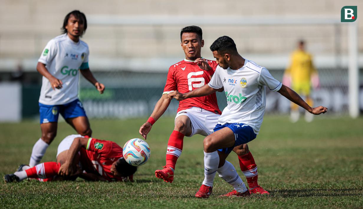 <p>Pemain FC Bekasi City, Ghozali Muharam Siregar (tengah) berebut bola dengan pemain PSIM Yogyakarta, Ilham Syarif Noer pada laga lanjutan Grup B Pegadaian Liga 2 2023/2024 antara FC Bekasi City melawan PSIM Yogyakarta di Stadion Singaperbangsa, Kabupaten Karawang, Jawa Barat, Senin (06/11/2023). (Bola.com/Bagaskara Lazuardi)</p>