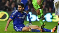 Striker Chelsea, Diego Costa, terjatuh saat melawan MK Dons pada laga Piala FA. The Blues melakukan percobaan mencetak gol sebanyak 10 tendangan ke jantung pertahanan MK Dons. (AFP/Ben Stansall)