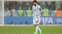 Kapten timnas Argentina, Lionel Messi berjalan di lapangan pada akhir pertandingan Grup D Piala Dunia 2018 melawan Kroasia di Nizhy Novgorod Stadium, Rusia, Jumat (22/6). Messi tidak melakukan satu tendangan pun hingga menit ke-64. (AP/Ricardo Mazalan)