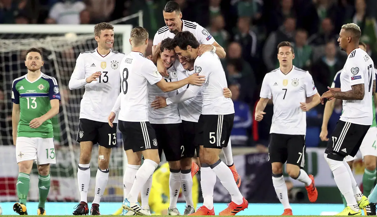 Para pemain Jerman merayakan gol yang dicetak oleh Sebastian Rudy ke gawang Irlandia Utara pada laga Kualifikasi Piala Dunia 2018 di Stadion Windsor Park, Kamis (5/10/2017). Jerman menang 3-1 atas Irlandia Utara. (AP/Brian Lawless)