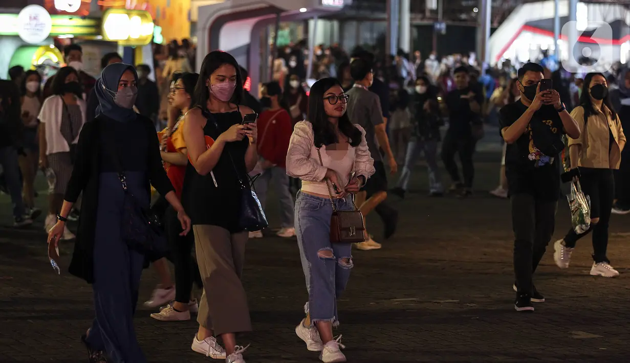Suasana saat pengunjung menghadiri BNI Java Jazz Festival 2022 hari kedua di JIExpo Kemayoran, Jakarta, Sabtu (28/5/2022). Perhelatan musik BNI Java Jazz Festival 2022 digelar pada 27-29 Mei dengan menampilkan musisi-musisi dari dalam dan luar negeri. (Liputan6.com/Johan Tallo)