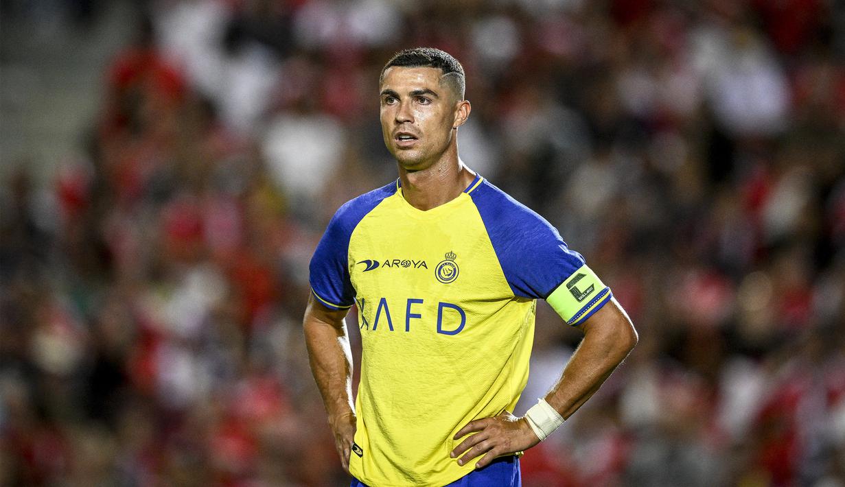<p>Ekspresi pemain Al Nassr, Cristiano Ronaldo, setelah gawang klubnya kebobolan oleh Benfica dalam pertandingan pramusim yang berlangsung di Estadio Algarve, Portugal, Jumat (21/7/2023) WIB. (AFP/Patricia De Melo Moreira)</p>