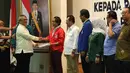 Ketua KPU Pusat Arief Budiman memberikan hasil penelitian administrasi Pemilu 2019 secara simbolis di KPU Pusat, Jakarta, Jumat (17/11). Sebanyak 14 parpol harus memperbaiki dokumen dalam berkas pendaftaran. (Liputan6.com/Angga Yuniar)