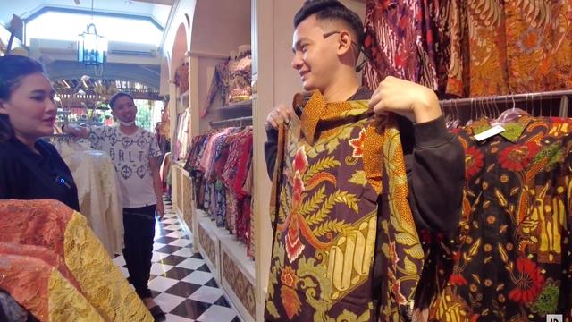 Momen Nella Kharisma dan Dory Harsa Belanja Baju Batik. (Sumber: YouTube/Dory Harsa Music)