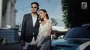 Penyanyi Petra Sihombing berpose bersama Firrina Sinatrya usai pemberkatan di GPIB Immanuel, Jakarta, Jumat (23/3). Pernikahan Petra dengan Firrina dipimpin oleh Pendeta Binsar J. Pakpahan. (Liputan6.com/Faizal Fanani)
