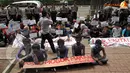 Aksi massa yang tergabung dalam Poros Banten ini mendapat pengawalan ketat dari aparat kepolisian yang berjaga di gedung KPK  (Liputan6.com/Helmi Fithriansyah)