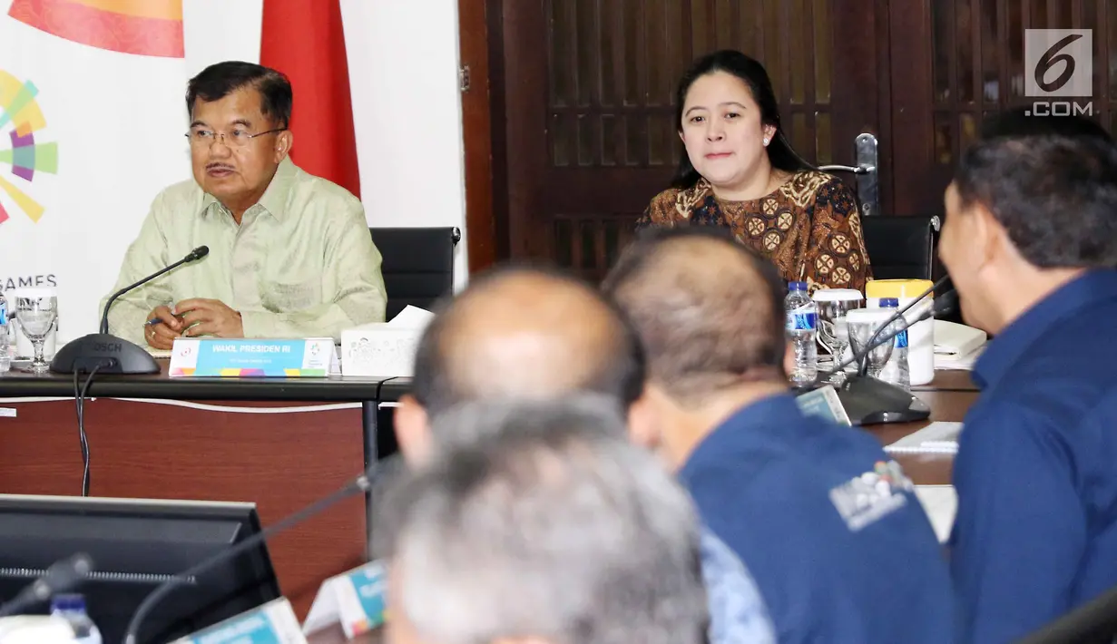 Wakil Presiden Jusuf Kalla didampingi Menko PMK Puan Maharani saat memimpin rakor persiapan Asean Games 2018 di Jakarta, Senin (19/2). Dalam rakor ini sejumlah menteri dan pejabat negara lain turut hadir. (Liputan6.com/Angga Yuniar)