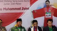 Pemerintah melalui Kemenpora memberikan hadiah uang Rp 250 juga dan BUMN Pegadaian memberikan hadiah tabungan emas 1 kg untuk Lalu Muhammad Zohri. (Bola.com/Zulfirdaus Harahap)