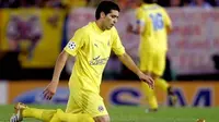 Villarreal&#039;s Argentinian Roman Riquelme stretches for his shoe during their Champions League semi-final second leg football match against Arsenal at the Madrigal stadium in Villarreal, 25 April 2006. AFP PHOTO/JOSE JORDAN