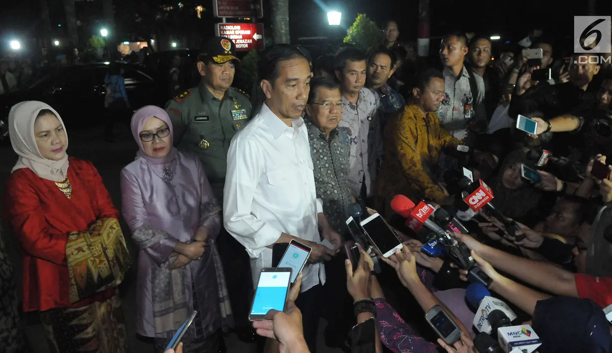 Presiden Jokowi dan Wapres Jusuf Kalla memberikan keterangan pers usai menjenguk korban bom kampung melayu di RS Polri Kramatjati Kamis (25/5). Jokowi meminta kepada  masyarakat Indonesia  tetap tenang dan menjaga kesatuan. (Liputan6.com/Helmi Afandi)