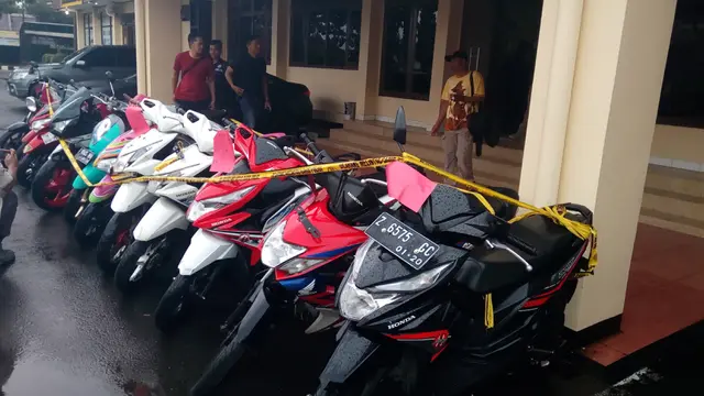 Belasan kendaraan roda dua hasil kejahatan curanmor Apong Cs di Garut yang disita peolisi