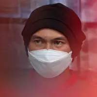 Musisi Erdian Aji Prihartanto alias Anji dihadirkan saat konferensi pers rilis pengungkapan kasus narkoba di Polres Metro Jakarta Barat, Jakarta, Rabu (16/6/2021). Anji ditangkap pada 11 Juni 2021 di wilayah Cibubur, Jakarta Timur. (Liputan6.com/Herman Zakharia)