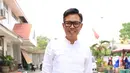 Presenter Eko Patrio berpose untuk difoto awak media usai melihat proses pemotongan hewan kurban di kawasan Cipinang, Jakarta, Jumat (1/9). Idul Adha 1438 H Eko Patrio berkurban di beberapa tempat. (Liputan6.com/Herman Zakharia)