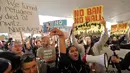 Pengunjuk rasa berorasi saat menggelar aksi protes di Bandara Internasional San Francisco, Sabtu (28/1). Mereka memprotes kebijakan Presiden AS, Donald Trump yang melarang warga dari 7 negara muslim masuk Amerika Serikat. (AP Photo/Marcio Jose Sanchez)