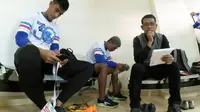 Gelandang muda Arema, Hanif Sjahbandi, tertunduk di depan pelatih Arema, Joko Susilo, setelah kalah dari Bhayangkara FC. (Bola.com/Iwan Setiawan)