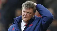 Pelatih Manchester United, Louis van Gaal, tampak kecewa usai takluk 0-2 dari Stoke pada laga Premier League di Stadion Britannia, Inggris, Sabtu (26/12/2015). (Reuters/Carl Recine)